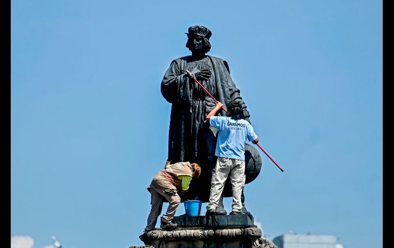 Trabajadores realizaron limpieza de la estatua. AFP/P. Pardo
