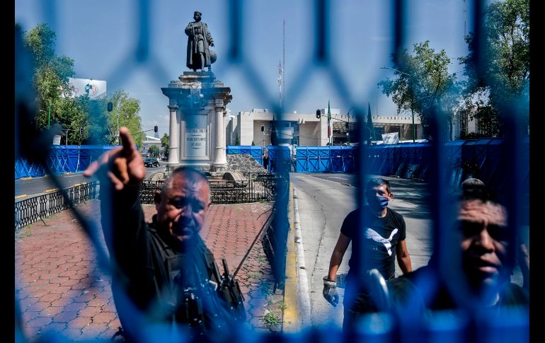 Policías colocaron hoy protecciones metálicas alrededor de la estatua de Colón, ubicada cerca de la sede de la alcaldía Cuauhtémoc. AFP/P. Pardo