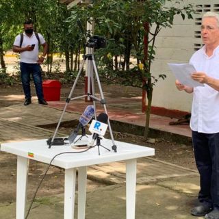 Álvaro Uribe deja la prisión domiciliaria; agradece apoyo