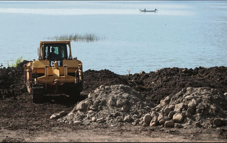Particulares han aprovechado para invadir con escombro al menos ocho terrenos que colindan con el lago. EL INFORMADOR/ARCHIVO