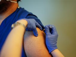 El secretario Jorge Alcocer Varela señala que esta vacuna se encuentra en fase tres y las autoridades mexicanas están vigilando el desarrollo de este proceso. AP / E. Gurel