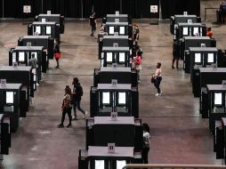 Cientos de personas participan en el primer día de votación anticipada para la elección presidencial estadounidense, en el estadio State Farm Arena de Atlanta, Georgia. EFE/J. Amis
