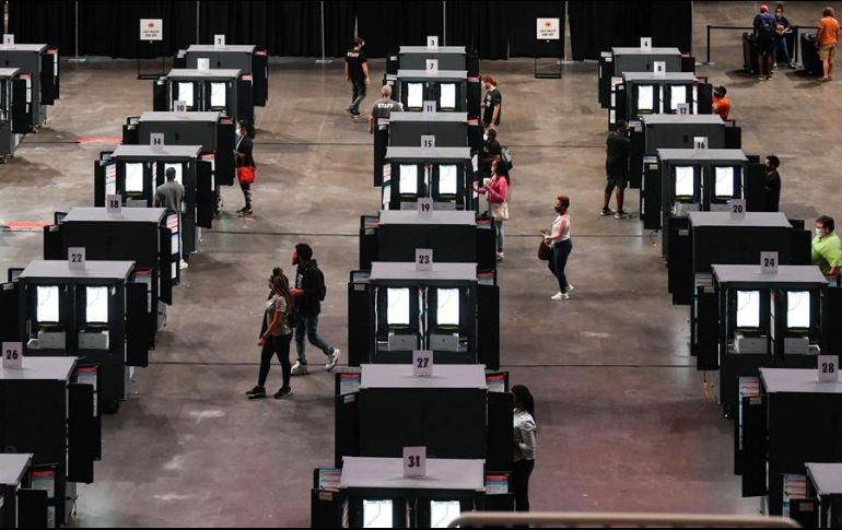 Cientos de personas participan en el primer día de votación anticipada para la elección presidencial estadounidense, en el estadio State Farm Arena de Atlanta, Georgia. EFE/J. Amis