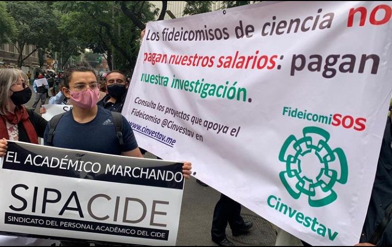 Colectivos científicos protestan a las afueras del Senado de la República por la extinción de fideicomisos. SUN/B. Fregoso