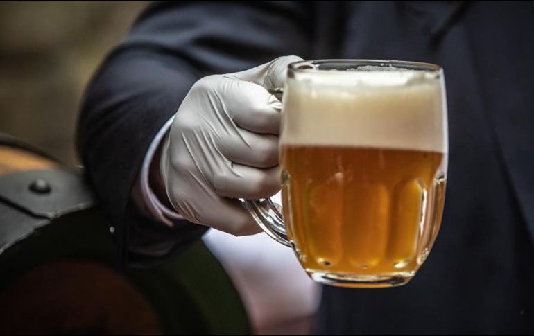 Policías han arrestado a 58 personas sospechosas de fabricar alcohol ilegal. EFE/ARCHIVO