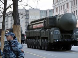 Imagen de archivo del 2019 que muestra a soldados rusos montando guardia frente a un misil balístico RS Yars 24 ruso sobre un lanzador móvil. EFE/ARCHIVO