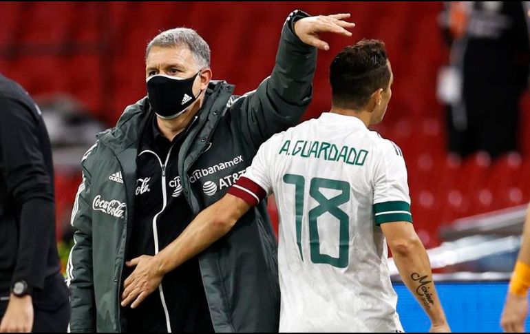 Gerardo Martino, con Andrés Guardado al lado, reacciona durante el partido entre México y Holanda. EFE/ARCHIVO