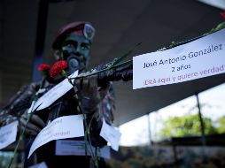 Monumento dedicado a las fuerzas especiales de El Slavador intervenido por manifestantes. En 1981 militares ejecutaron a 986 personas de pueblos relacionados con la guerrilla. EFE/R. Sura