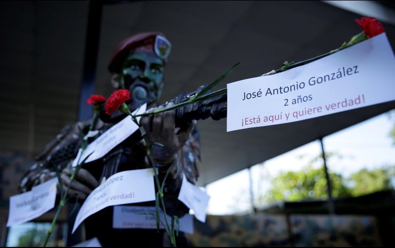 Monumento dedicado a las fuerzas especiales de El Slavador intervenido por manifestantes. En 1981 militares ejecutaron a 986 personas de pueblos relacionados con la guerrilla. EFE/R. Sura