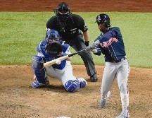 TRANQUILIDAD. Ozzie Albies se voló la barda en la novena entrada para ampliar la ventaja de los Bravos. AP• S. Ogrocki