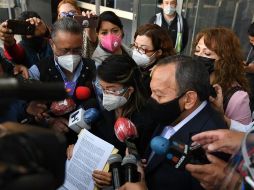 Andrea Rocha, abogada de los padres de familia, acudió a la FGR acompañada por el presidente del PRD, Jesús Zambrano. SUN/H. García