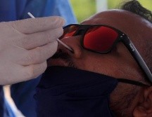 Un trabajador del sector turismo se somete a una prueba hisopada de detección del nuevo coronavirus en Cartagena, Colombia. EFE/R. Maldonado