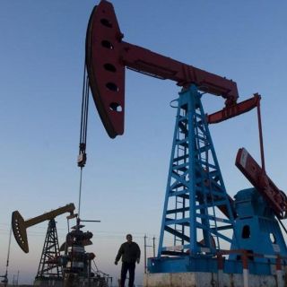 El petróleo sube ante posible caída de reservas comerciales de EU