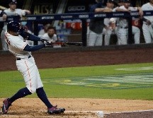 George Springer conectó un jonrón que le da vida a los Astros. AP