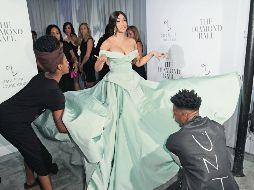 Cardi B. La cantante posa durante un evento de beneficencia organizado en Nueva York. AFP