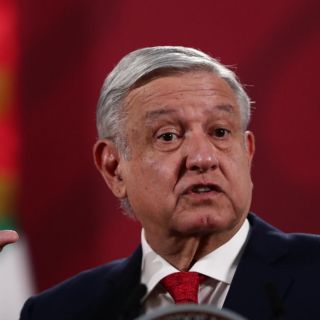 AMLO presenta en la mañanera análisis de columnas "en su contra"