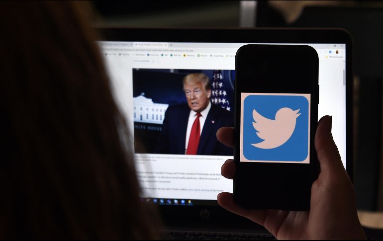 ''Hemos determinado que esta cuenta violó las reglas de Twitter contra la publicación de información privada'', dice la red social a los gestores de la cuenta @TeamTrump. AFP / ARCHIVO