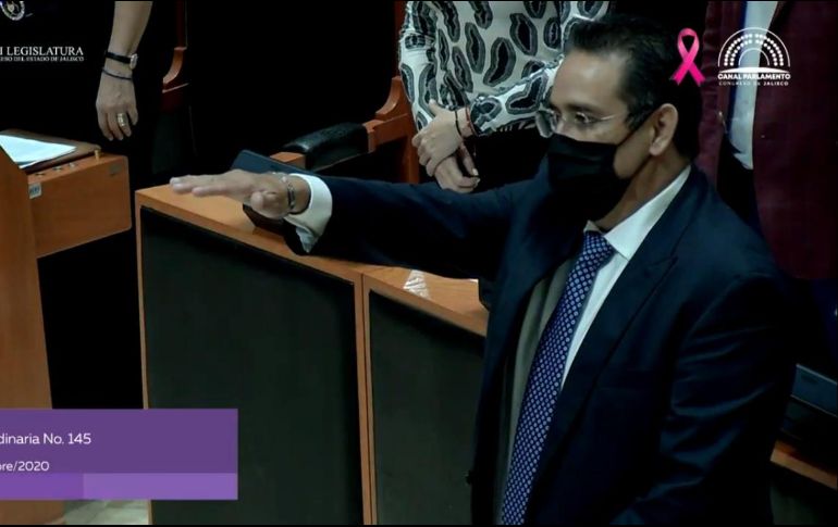Tras ser declarado electo, el contralor Meza Rincón toma protesta. ESPECIAL