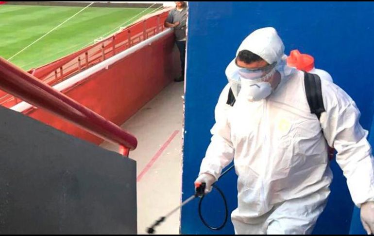 Personal desinfecta el estadio Victoria. Los Rayos seran el primer equipo de la Liga MX que recibirá público. TWITTER/ClubNecaxa