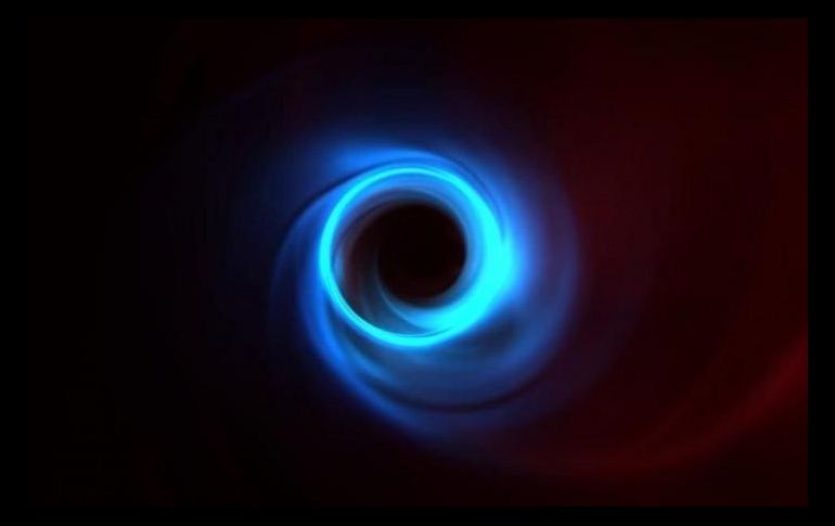 La atracción gravitacional de un agujero negro es tan fuerte que nada, ni siquiera la luz, puede escapar. Sería algo similar a lo que se ve en esta simulación. LIA MEDEIROS/INSTITUTE FOR ADVANCED STUDY/PA WIRE