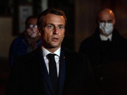 Macron emitió breves declaraciones desde el lugar donde ocurrió el atentado. EFE/A. Eassa