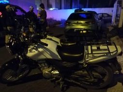 Se les alcanza al cruce de calle 12 de Diciembre y calle San Diego, del Fraccionamiento Villas de Otero, donde la policía también encontró otra motocicleta con reporte de robo con violencia. ESPECIAL