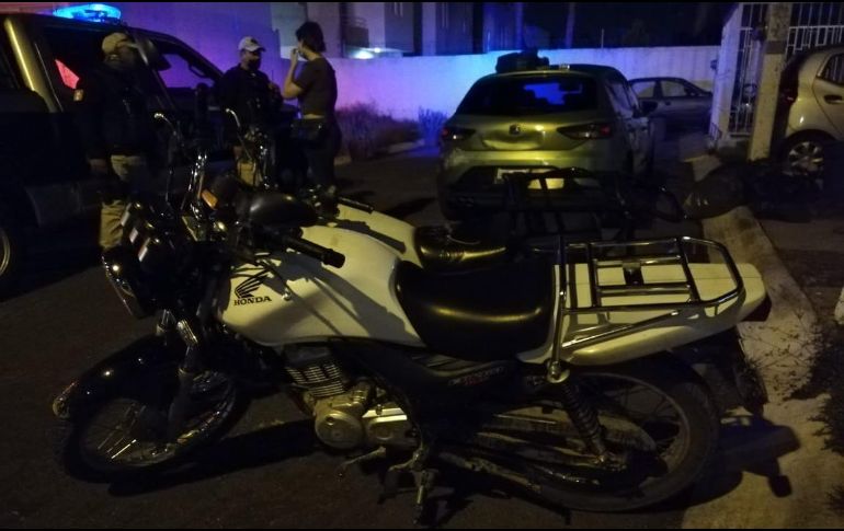 Se les alcanza al cruce de calle 12 de Diciembre y calle San Diego, del Fraccionamiento Villas de Otero, donde la policía también encontró otra motocicleta con reporte de robo con violencia. ESPECIAL
