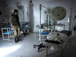 La bomba de racimo que impactó cerca del hospital provocó unas treinta o cuarenta explosiones, calcula un testigo. AP