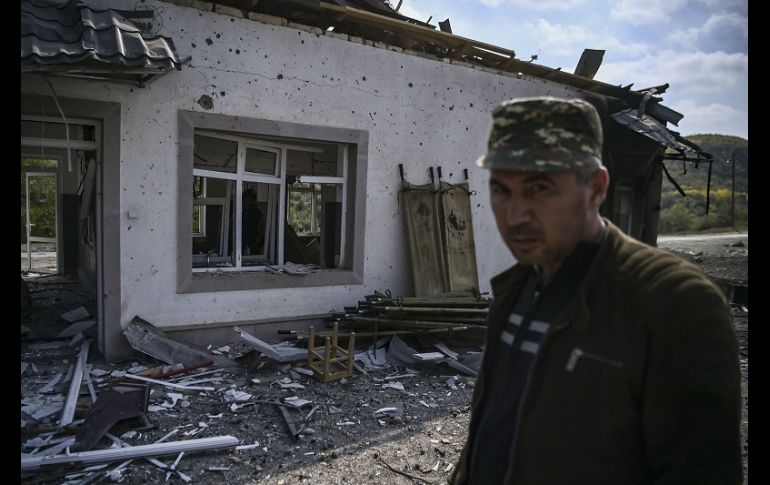 La bomba de racimo que impactó cerca del hospital provocó unas treinta o cuarenta explosiones, calcula un testigo. AFP/A. Messinis