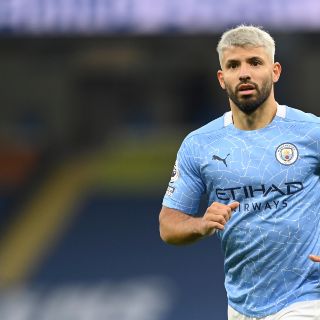 "Kun" Agüero es criticado por tomar del hombro a jueza de línea