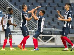 Jugadores de Rayados de Monterrey festejan una anotación ante Puebla este sábado. EFE/M. Sierra