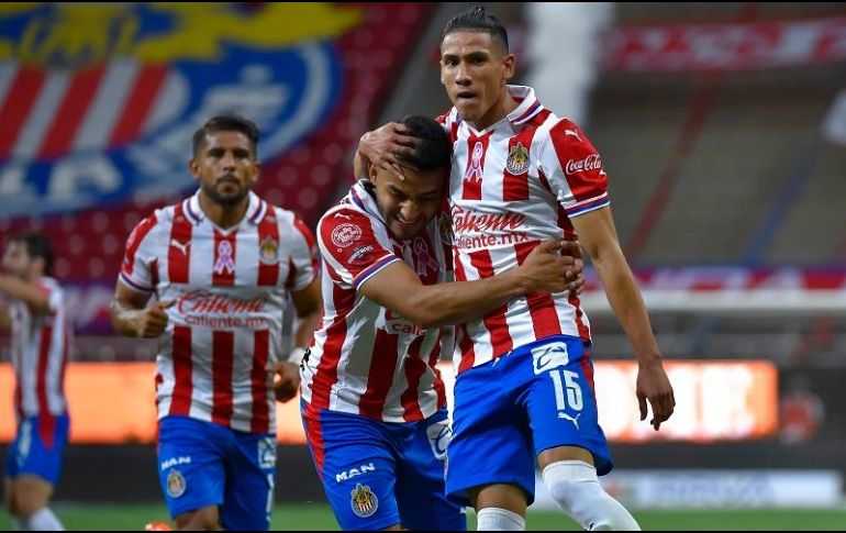 Ernesto Vega y Uriel Antuna festejan uno de los goles del encuentro. IMAGO 7/S. Bautista