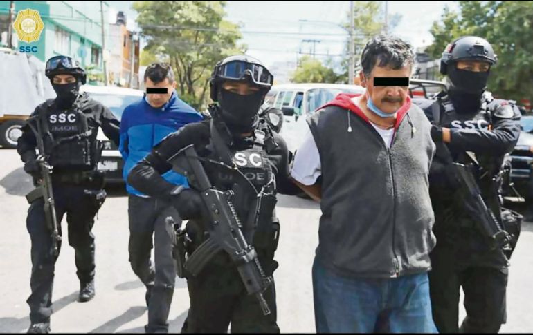 DETENCIÓN. Policías de la Secretaría de Seguridad Ciudadana (SSC) de la Ciudad de México presentan a los imputados por el delito de robo de insumos médicos destinados a pacientes con cáncer.  ESPECIAL