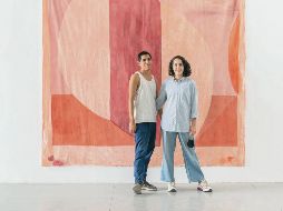Artistas. Gabriel Rosas Alemán y María Fernanda Camarena posan delante de una de las piezas de “Celeste”. CORTESÍA