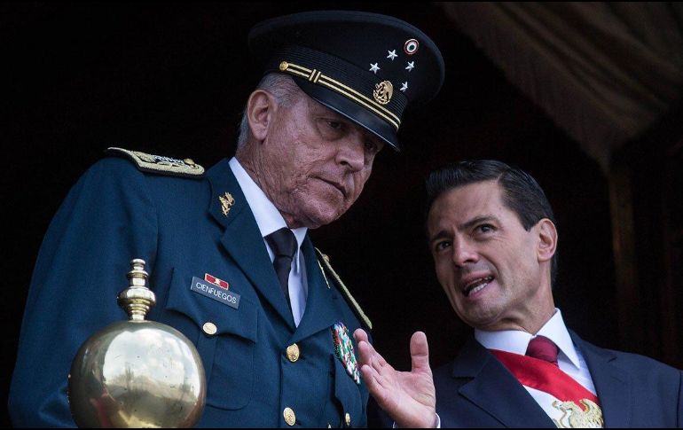 PODER ABSOLUTO. La detención del anterior secretario de la Defensa Nacional, Salvador Cienfuegos (izquierda), confirma la podredumbre del Estado mexicano. ESPECIAL