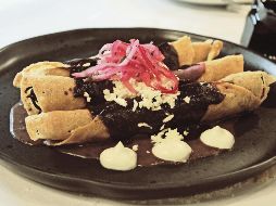 FLAUTAS DE POLLO. Raspados con mole madre oaxaqueño sobre una camita de frijol. EL INFORMADOR • F. González