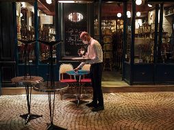 Propietarios de bares y restaurantes están disgustados por la medida, ya que aseguran será devastador para el sector. AP / ARCHIVO