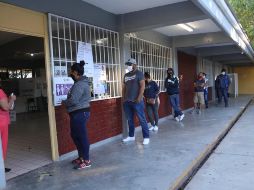 Ciudadanos guardan distancia social al acudir hoy a una casilla electoral en Coahuila. TWITTER@INEMexico