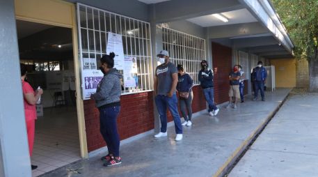 Ciudadanos guardan distancia social al acudir hoy a una casilla electoral en Coahuila. TWITTER@INEMexico
