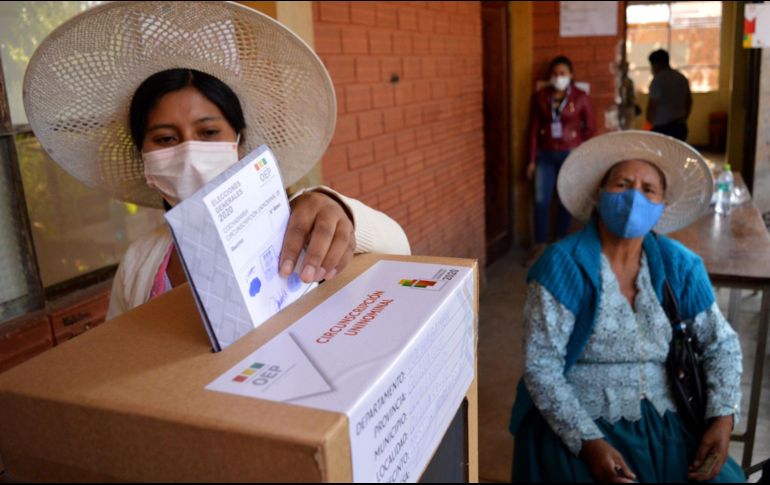 Una mujer vota en una casilla en Quillacollo, en el departamento de Cochabamba. Unos 7.3 millones de bolivianos están llamados a votar. AFP/F. Cartagena