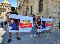 Los familiares de Carlos se manifestaron en Palacio de Gobierno para exigir que aparezca. EL INFORMADOR / J. Velazco