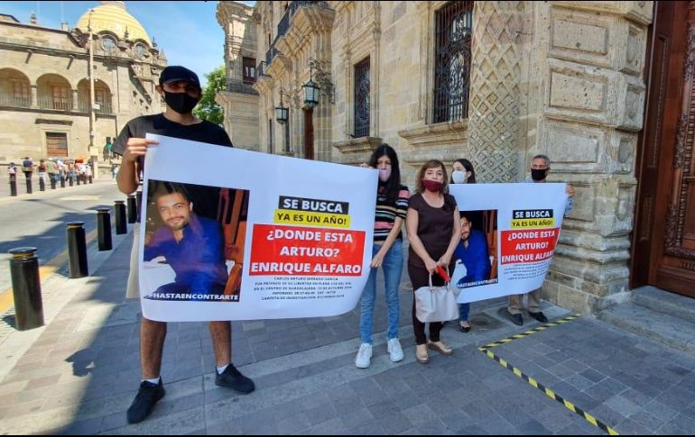 Los familiares de Carlos se manifestaron en Palacio de Gobierno para exigir que aparezca. EL INFORMADOR / J. Velazco