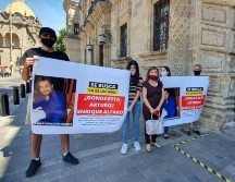 Los familiares de Carlos se manifestaron en Palacio de Gobierno para exigir que aparezca. EL INFORMADOR / J. Velazco