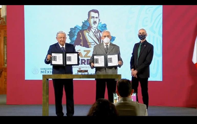 En la cancelación del timbre postal, AMLO estuvo acompañado del titular de la SCT, Jorge Arganis (centro) y Eduardo Villegas (der), coordinador de Memoria Histórica y Cultura de México. YouTube /  Andrés Manuel López Obrador