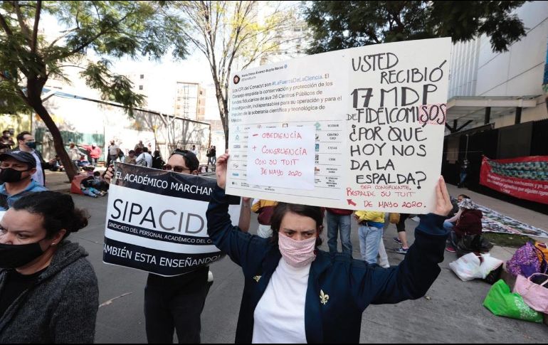 Científicos se manifiestan hoy frente al Senado mexicano a favor de mantener los fideicomisos. SUN/B. Fregoso