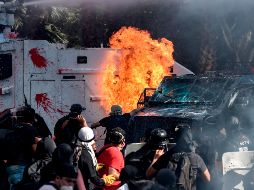 Manifestantes incendiaron un vehículo de la policía antimotines en Santiago. AFP/M. Bernetti