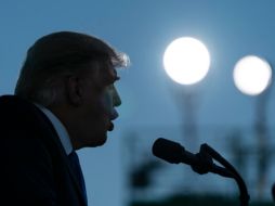 El mandatario tachó de “bastardos repugnantes” a los responsables de la cadena CNN por seguir informando sobre la enfermedad que ya ha matado a más de 220 mil personas en EU. AP