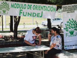 COLABORACIÓN. Las voluntarias de Fundej instalaron un módulo afuera del IJCF para apoyar y orientar a otras familias en la búsqueda de sus desaparecidos.  EL INFORMADOR• A. Camacho