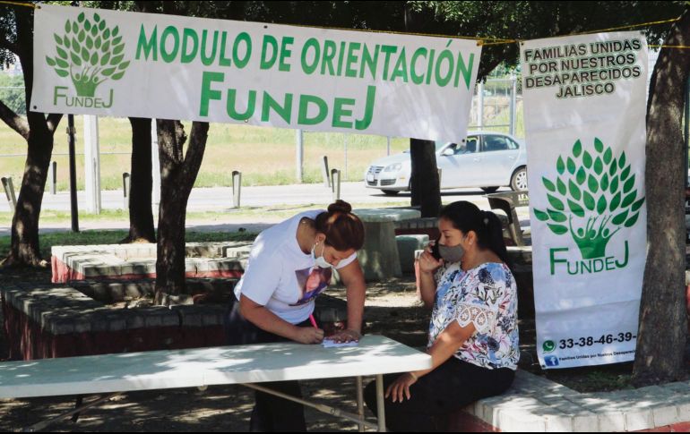 COLABORACIÓN. Las voluntarias de Fundej instalaron un módulo afuera del IJCF para apoyar y orientar a otras familias en la búsqueda de sus desaparecidos.  EL INFORMADOR• A. Camacho