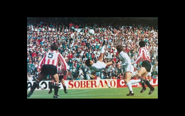 El mexicano no fue contemplado aunque fue figura en los 80 y 90 con el Real Madrid, ganó cinco Ligas con los Merengues y cinco títulos de goleo y una Bota de Oro en 1990. TWITTER